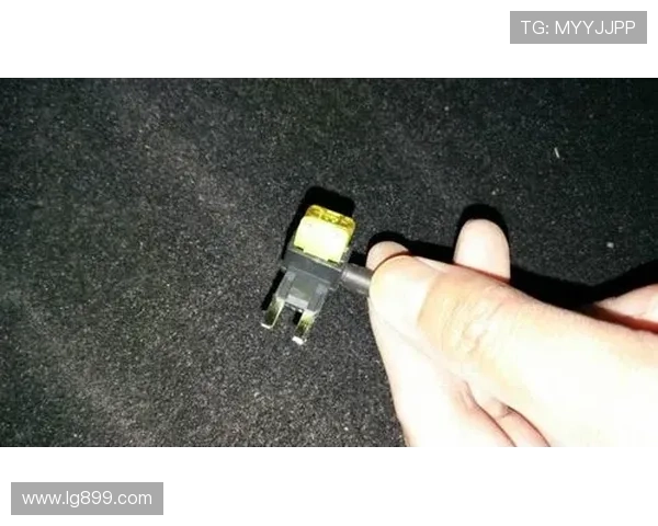 06款福克斯无损改装点烟器拔钥匙断电及行车记录仪走暗线教程